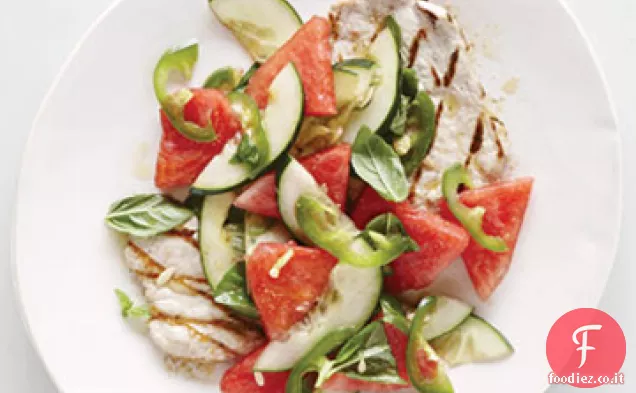 Cotolette di maiale alla griglia con insalata di anguria e cetrioli