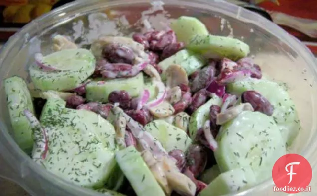 Insalata di cetrioli e fagioli rossi