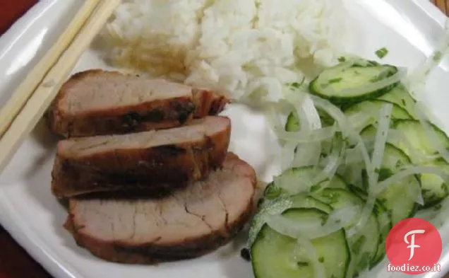 Maiale al sesamo con insalata di cetrioli tailandesi