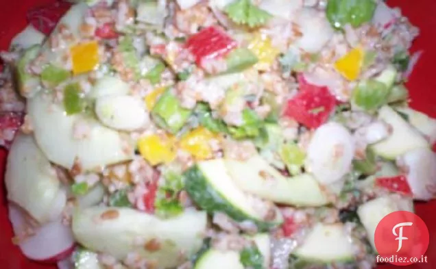 Insalata di verdure e bulgur con condimento al latticello