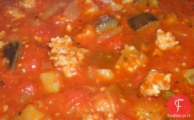 Zuppa di salsiccia di pomodoro e melanzane