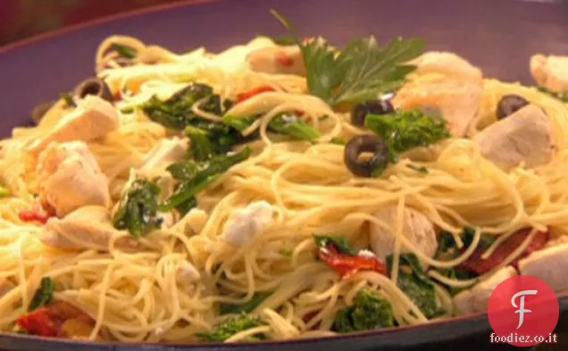 5 Ingrediente Pollo saltato e broccoli Rabe con olive nere, pomodori secchi e Feta