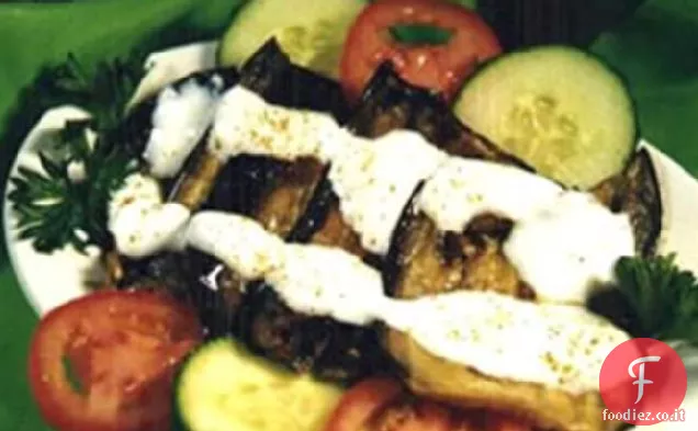 Melanzane rosolate (melanzane) con yogurt