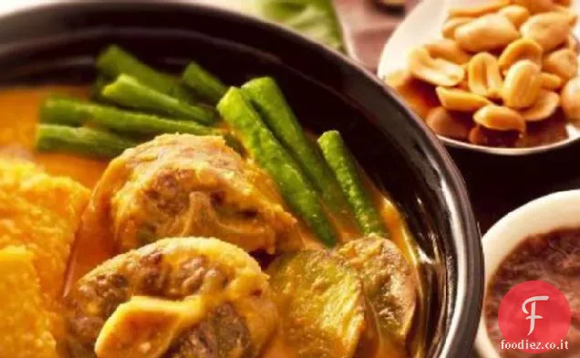 KARI-KARE (stufato di carne e verdure in salsa di arachidi)