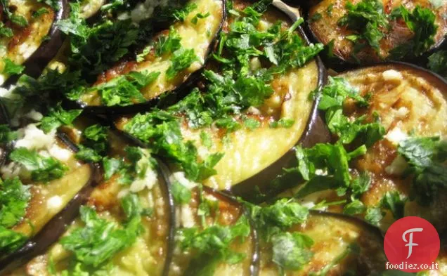 Melanzane (Melanzane) con aglio crudo