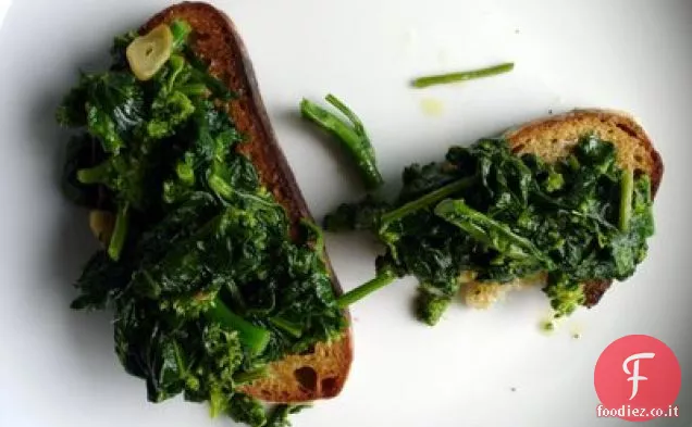 Broccoli Rabe Toast con olio d'oliva, aglio e pepe rosso