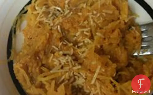 Zucca di spaghetti con salsa di zucca cremosa