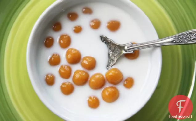 Palline di riso glutinoso di zucca in crema di cocco zuccherata (Bua Loi Fak Thong)