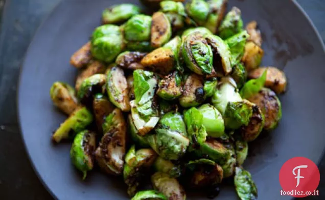 Cavoletti di Bruxelles con salsa di fagioli neri all'aglio