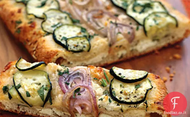 Zucchine al formaggio e focaccia di cipolla rossa