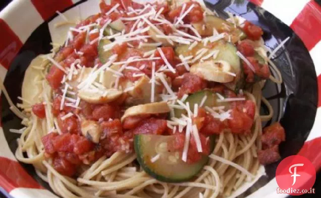 Spaghetti con Pomodoro, Peperoncino, Funghi, Zucchine e aglio