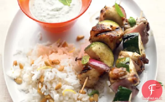 Spiedini di pollo greco alla griglia con salsa di menta-Feta