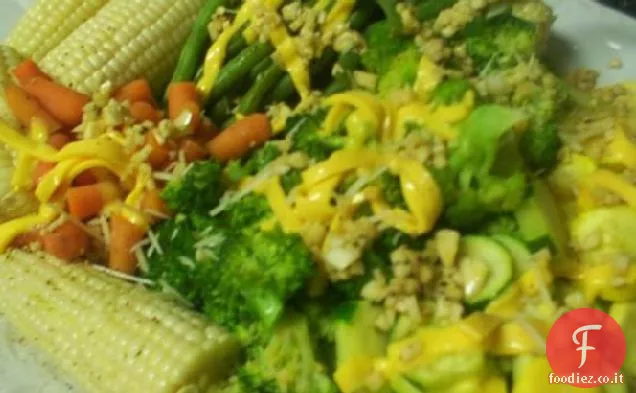 Piatto di verdure al vapore con condimento all'aglio al limone