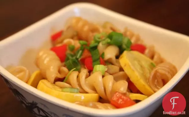 Deliziosa insalata di pasta italiana vegetariana
