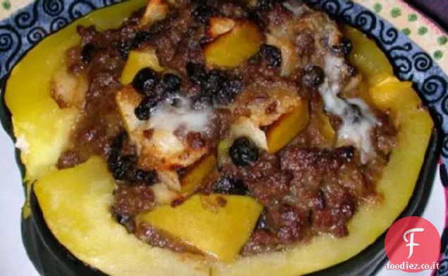 Metà di zucca ghianda macinata e mela