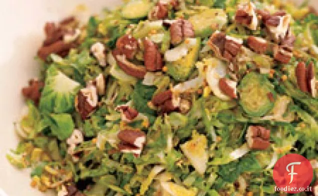 Cavoletti di Bruxelles tagliuzzati con noci pecan e semi di senape