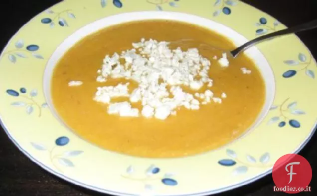 Zuppa di pere arrosto con formaggio erborinato sbriciolato