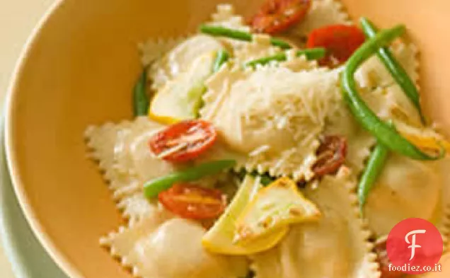 Ravioli integrali con verdure all'aglio saltate