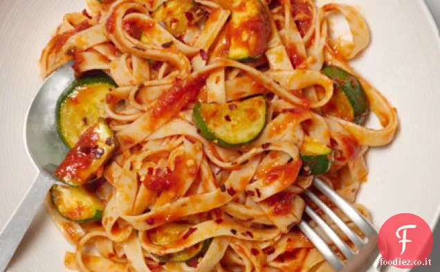 Fettuccine con Salsa Piccante di Zucchine e Pomodoro