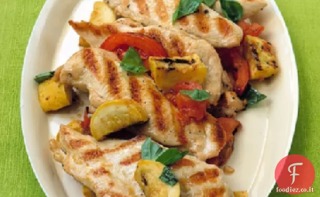 Cotolette di pollo alla griglia con zucca e pomodori
