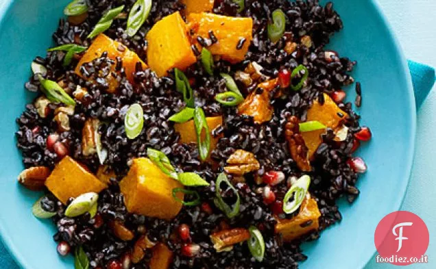 Insalata di riso nero con zucca e semi di melograno