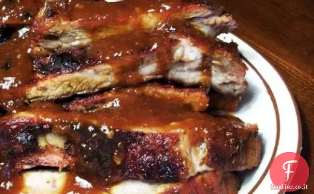 Spareribs dolci affumicati con salsa e fagioli