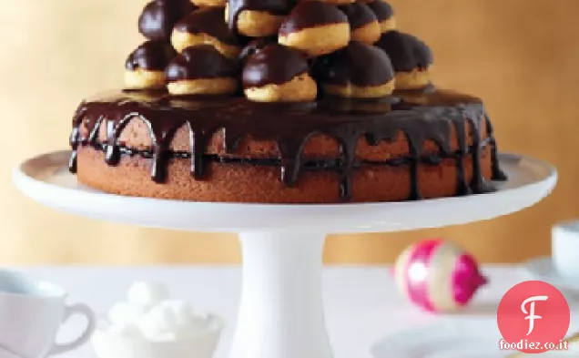Torta piena di marmellata con glassa al cioccolato
