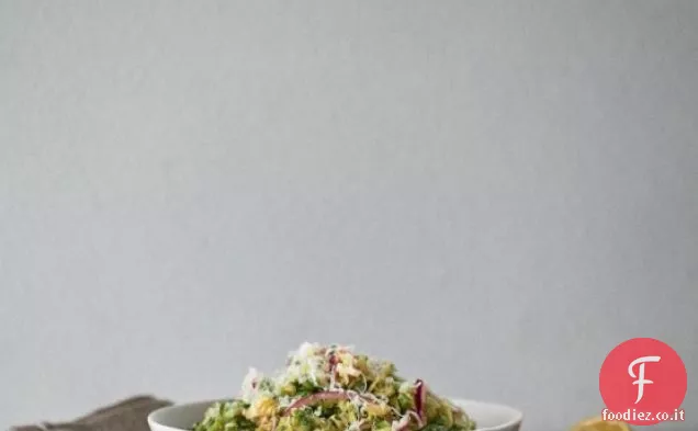 Insalata di Germogli di Bruxelles con Cipolla rossa e Pecorino