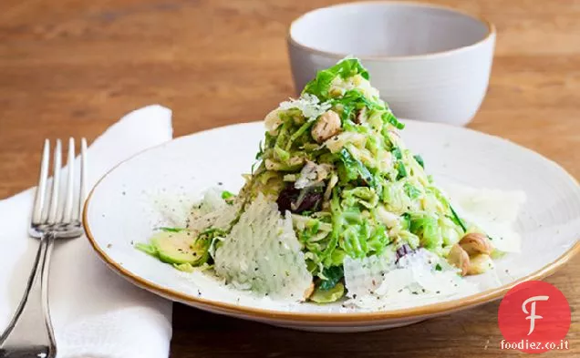 Insalata di germogli di Bruxelles con amarene, nocciole e Mancheg