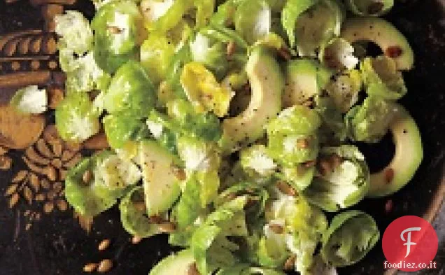 Insalata di germogli di Bruxelles con avocado e semi di zucca