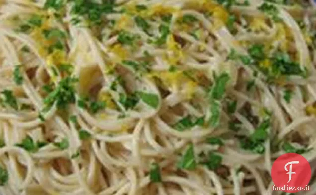 Capelli d'angelo rapidi con crema al basilico per uno