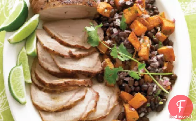 Lombo di maiale arrosto con insalata di fagioli neri e patate dolci