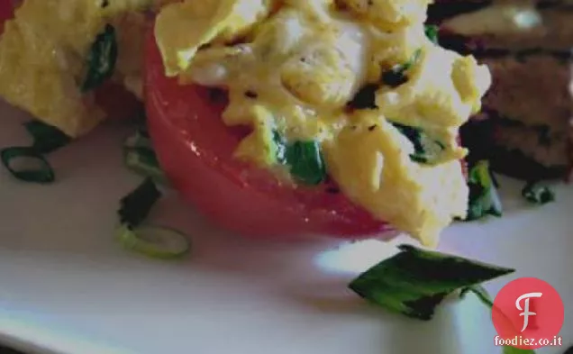 Uova a basso contenuto calorico in tazze di pomodoro