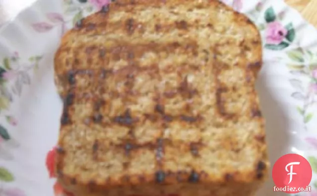 Pacchetti sandwich al pomodoro per la griglia