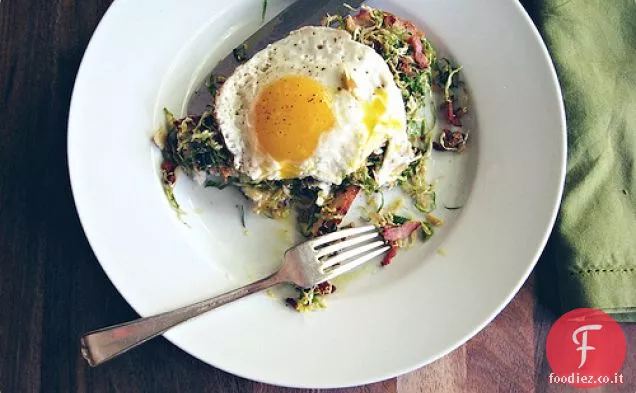 Uova con insalata di germogli di Bruxelles rasata