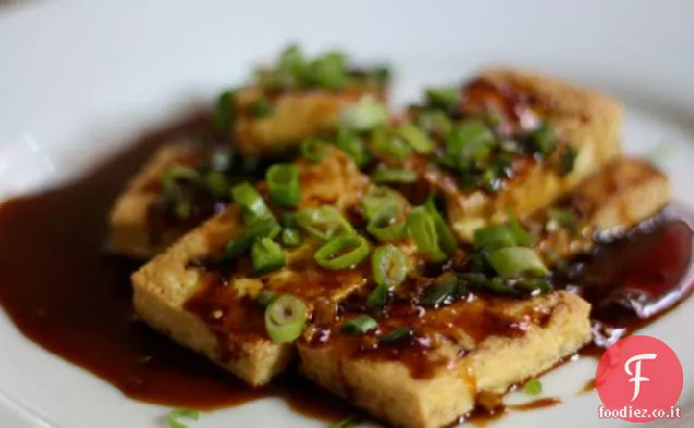Cena stasera: tofu fritto in padella con salsa di soia dolce scura