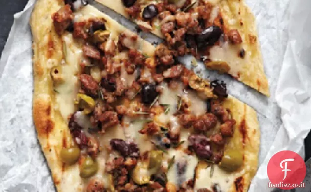 Pizza con salsiccia e olive