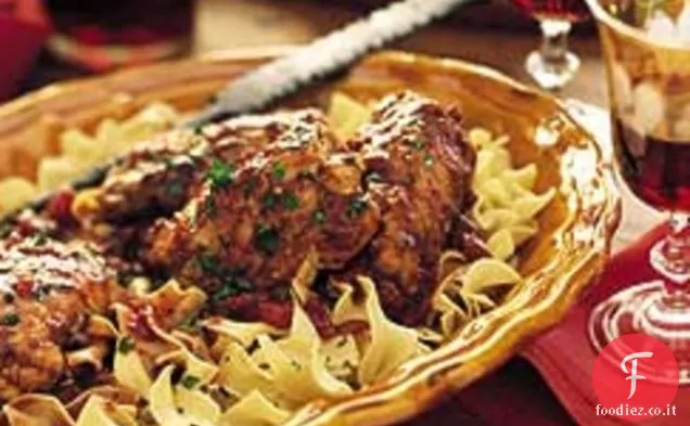 Chianti-Cosce di pollo ripiene brasate su tagliatelle all'uovo