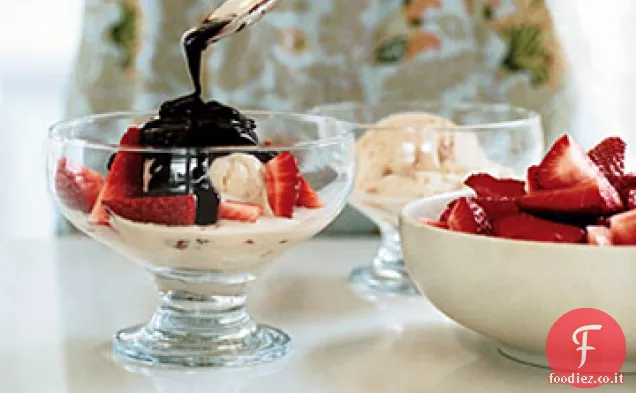 Gelato Dulce de Leche con fragole fresche e salsa al cioccolato messicano