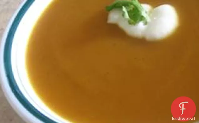 Zuppa di patate dolci e carote con cardamomo