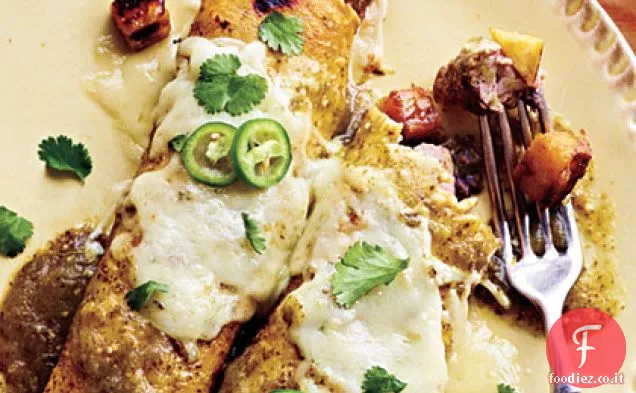 Enchiladas di maiale e piantaggine con purea di fagioli neri