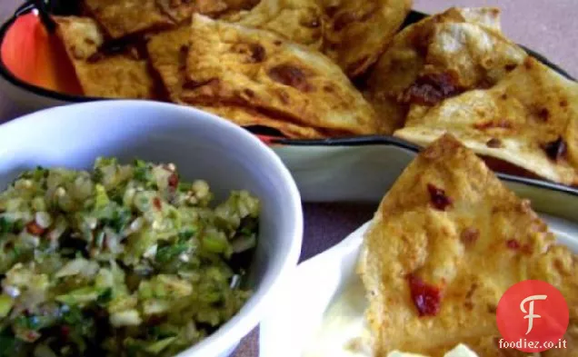 Patatine Adobo con formaggio di capra caldo e salsa di coriandolo