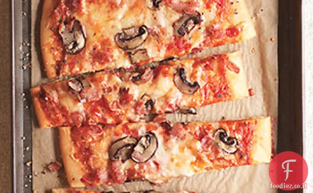 Pizza a tre formaggi con pancetta e funghi
