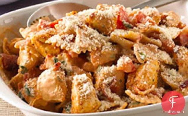 Pasta cremosa di pollo, pancetta e pomodoro
