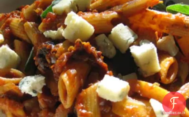 Penne con salsa di pomodoro, pancetta e formaggio