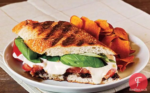 Panini Estivi al Pomodoro, Mozzarella e Basilico con Sciroppo Balsamico