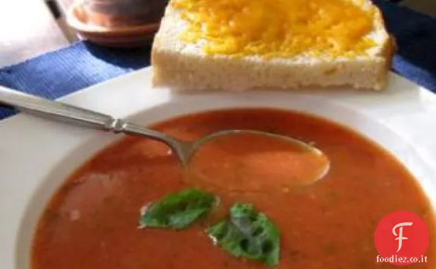 Zuppa di pomodoro e basilico fatta in casa con toast al formaggio