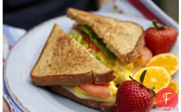 Panino con Uova strapazzate, Pomodoro, Mozzarella e Basilico