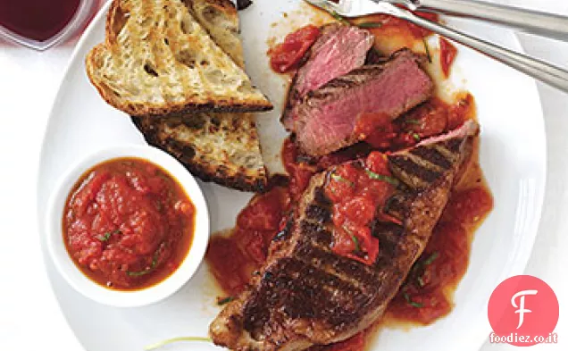 Bistecche alla griglia di New York con salsa San Marzano