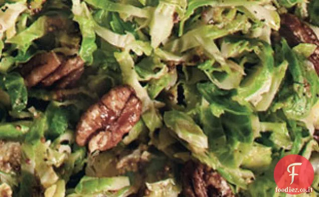 Brussels Sprout Slaw con salsa di senape e noci pecan glassate all'acero